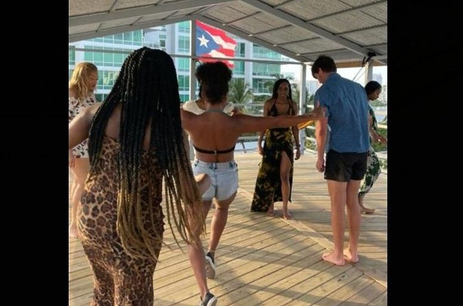 Learn Salsa in San Juan - Vivid beginner lesson - A teacher who keeps the group moving