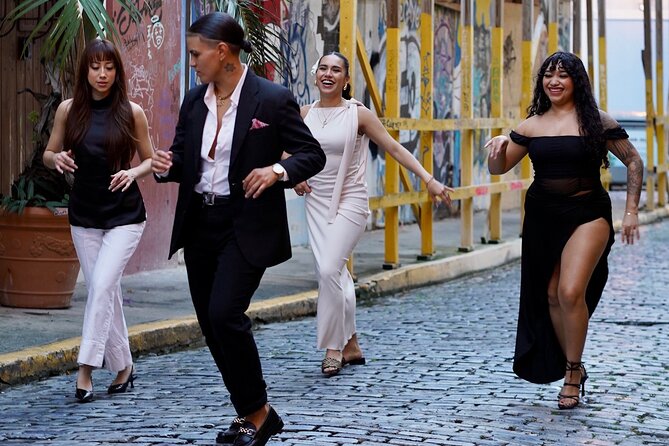 Moonlight Beginner Salsa Class in San Juan - Learning salsa under the San Juan moon