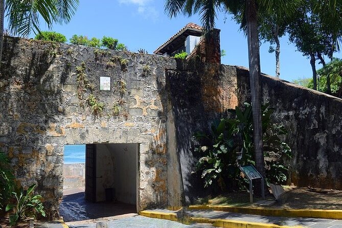 Old San Juan Tour (1 Hour) by DUHO - La Casa Estrecha, a quick look at a tiny landmark