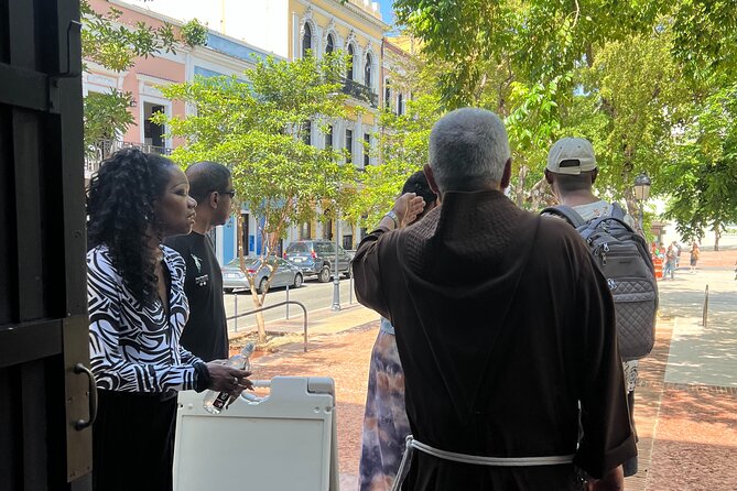 Old San Juan Walking Tour with a Historian - A historian’s introduction at Plaza Colón