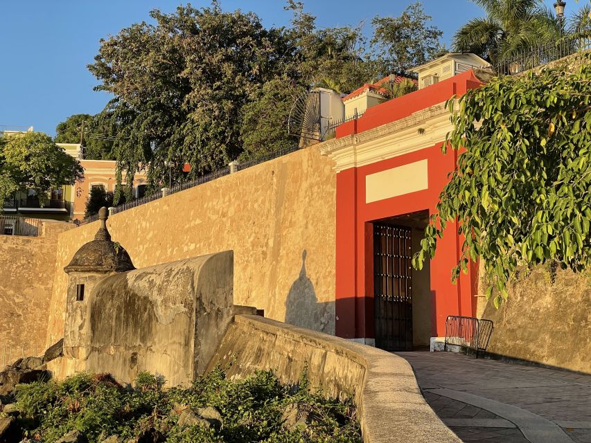 San Juan: Old Town Sunset Walking Tour - Plaza de la Barandilla and Plaza de Armas
