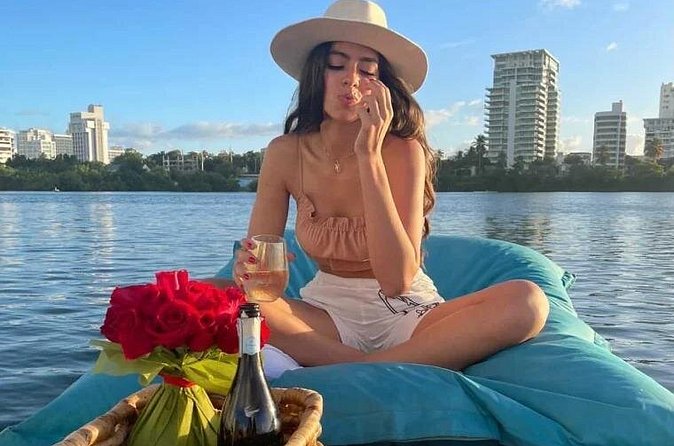 San Juan — Private Floating Picnic Experience in Condado Lagoon - Heat, rain, and comfort on the water