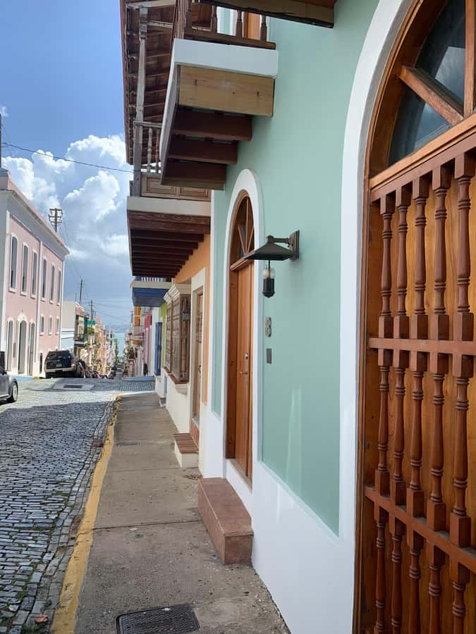 Tour de Viejo San Juan en Español - Cobblestone streets and colorful buildings